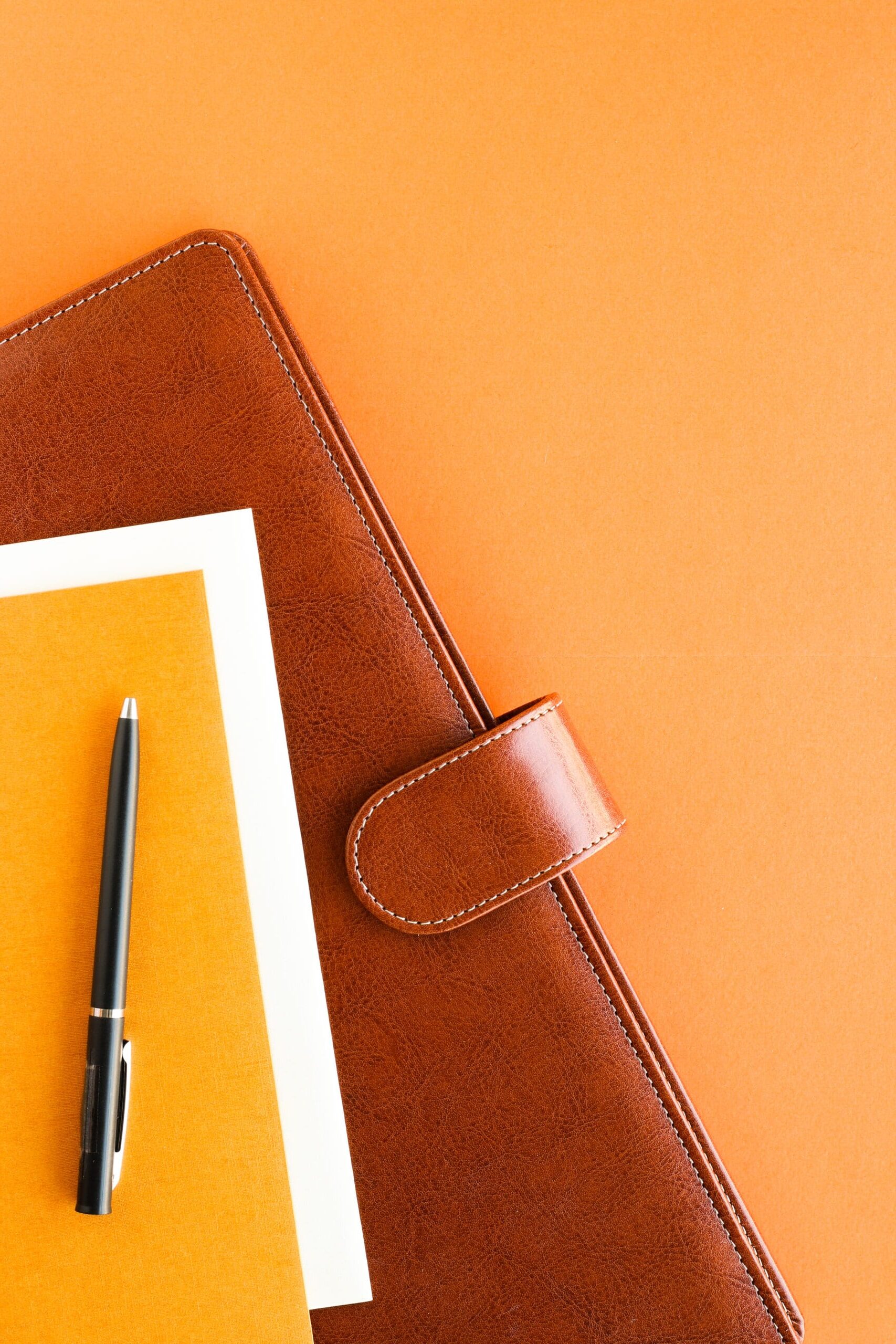 a brown leather case with a pen and paper from Jacobsen Jura