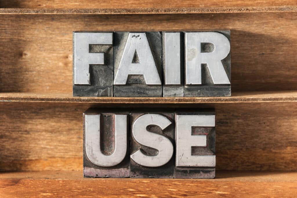 Fair use i Danmark – findes det i dansk ophavsret? Bogstaver på hylde