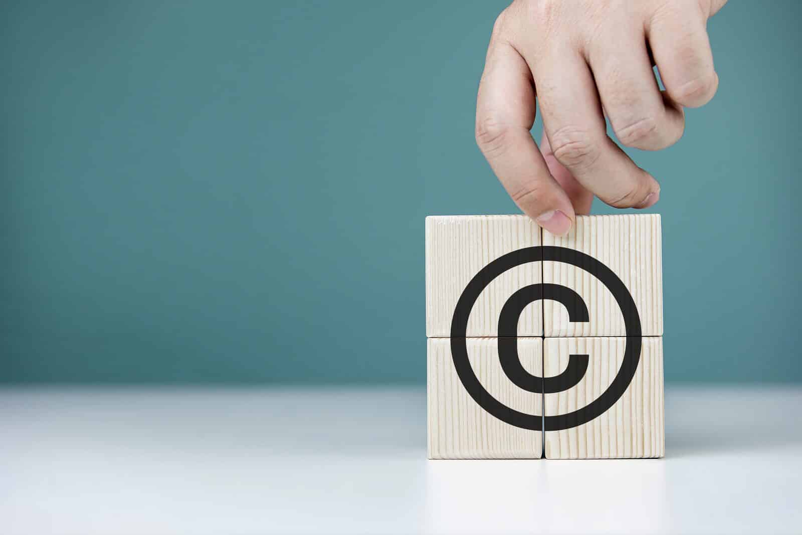 Fair use og citatret i dansk ophavsret — symbolsk billede med copyright-symbol